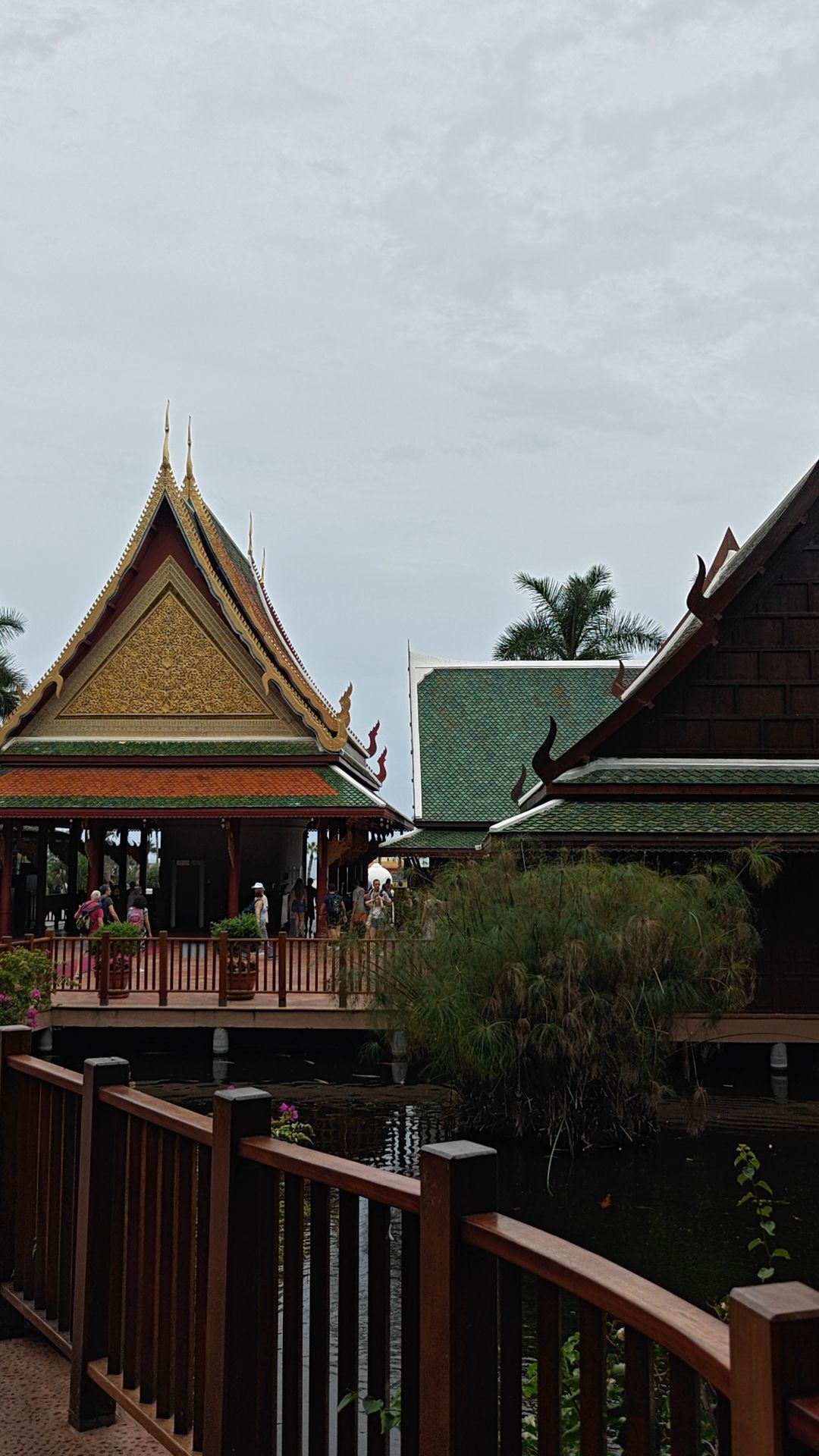 Der Eingang im Stil eines thailändischen Dorfes mit goldverzierten Giebeln