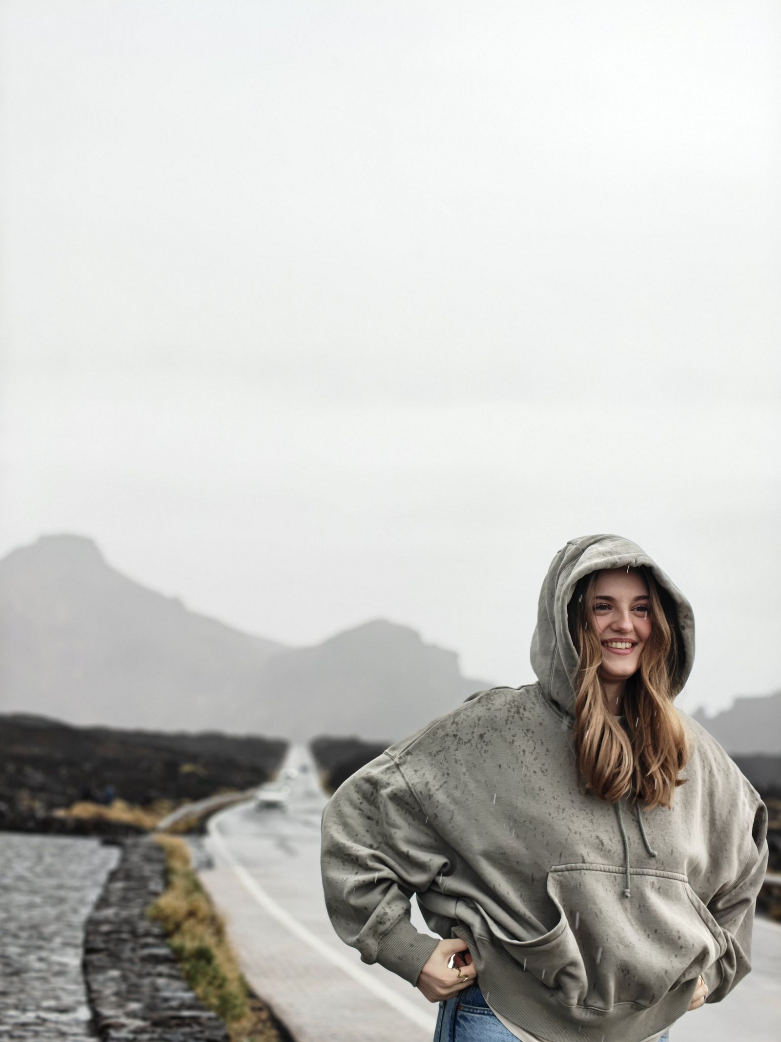 Liv lacht in die Kamera, der Hintergrund verschwimmt im Nebel